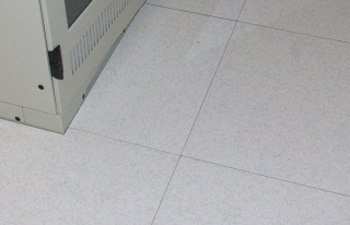 Doppelbodenplatten 38 HAN-Abeth Walkprint 577-DEST liegen in einem Schaltraum